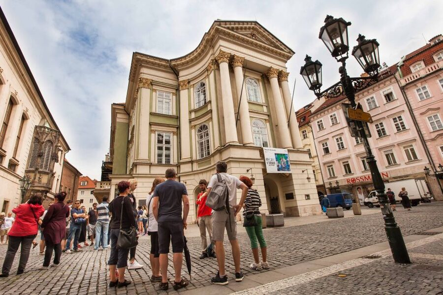 Prague: 6-Hour City Tour including Cruise and Lunch - Guides and group size