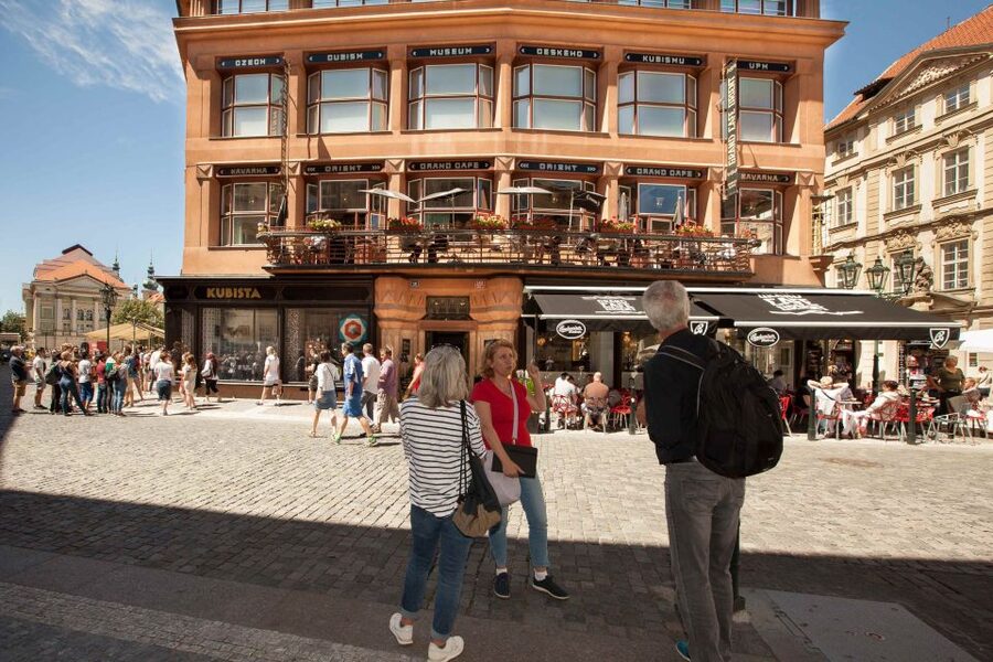 Prague: 6-Hour City Tour including Cruise and Lunch - Crossing Charles Bridge to Lesser Town