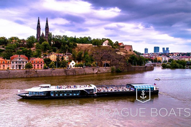 Prague Boats 3-hour Dinner Cruise - Finding the best place for views and photographs