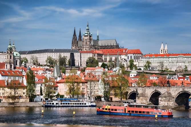 Prague: Bus Tour, Walking Tour, River Cruise and Lunch - The guides can make or break the day