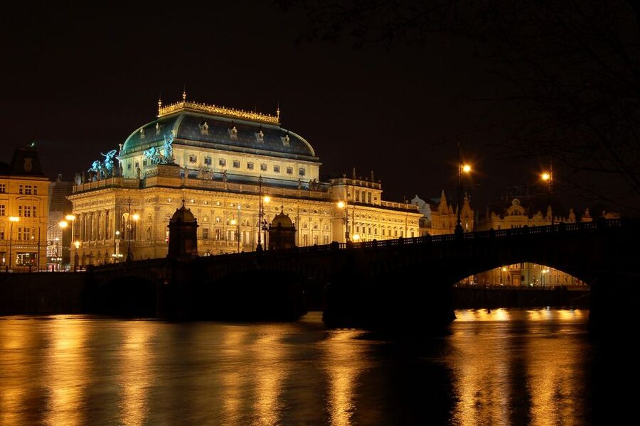 Prague: City Tour and Dinner Cruise with Hotel Pickup - What dinner is like on board