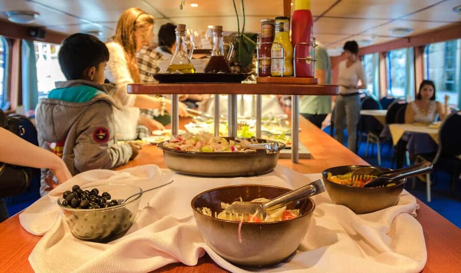 Prague: Dinner Cruise with Hotel Pickup and Drop-off - A four-hour evening built around the Vltava