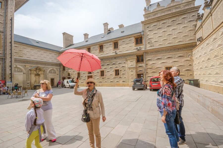 Prague: Guided Bus & Walking Tour with River Cruise & Lunch - Pickup details that can make or break the morning