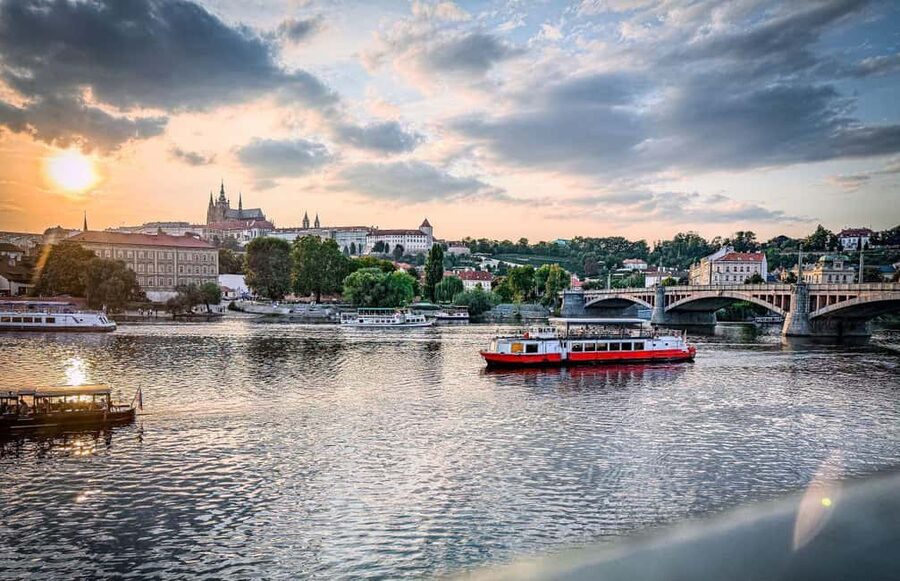Prague: Lunch Cruise on the Vltava with 3-Course Menu - Charles Bridge from below