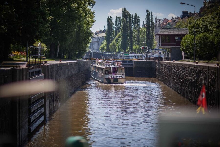 Prague: Lunch Cruise on Vltava River with open Buffet - Old Town and the changing city view