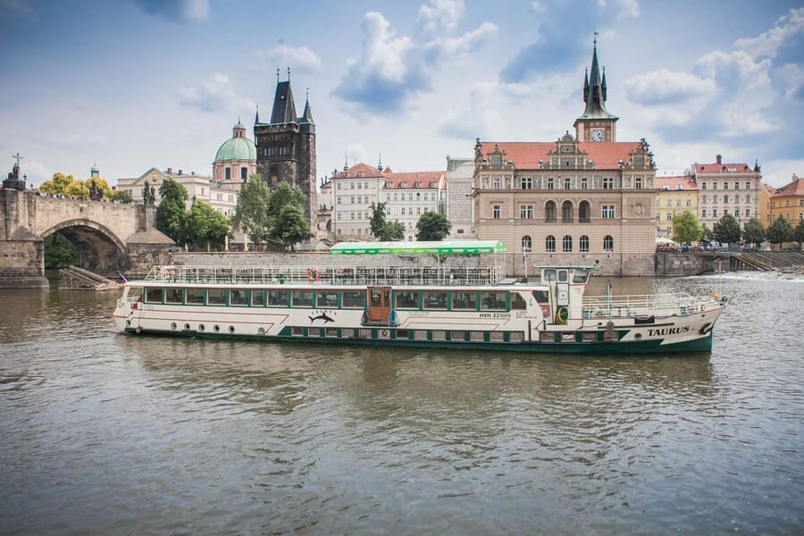 Prague: Vltava River Evening Dinner Cruise - Starting at Lodě Bevents and pier 14