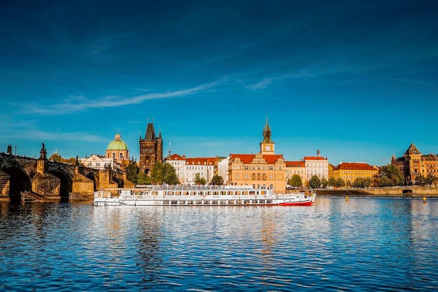 Prague: Vltava River Night Cruise with Buffet - A buffet with Czech favorites and familiar choices