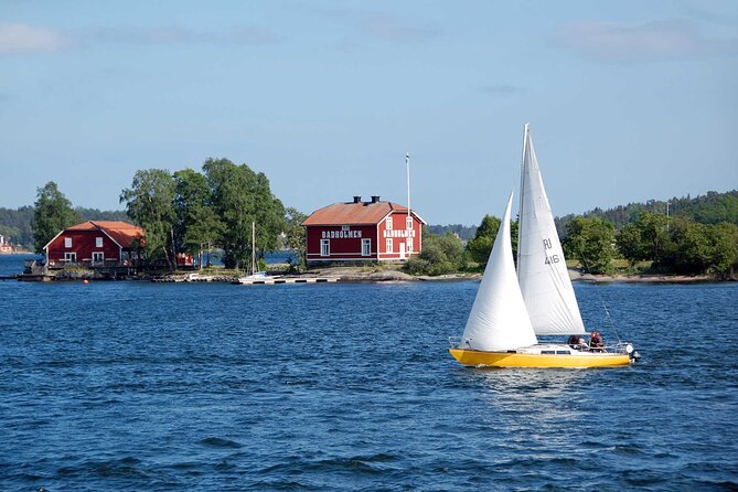 Private Yacht Cruise with Lunch or Dinner in Stockholm Archipelago - A private captain changes the mood