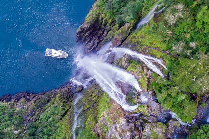 Queenstown to Te Anau via Milford Sound inc Cruise & Lunch - Lake Gunn and the Hollyford River
