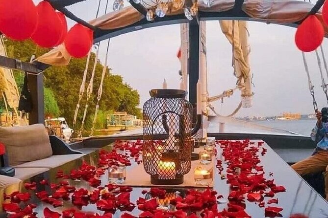 Romantic Dinner Cruise in Cairo Nile for Couples (Luxury) - Practical details that affect the night