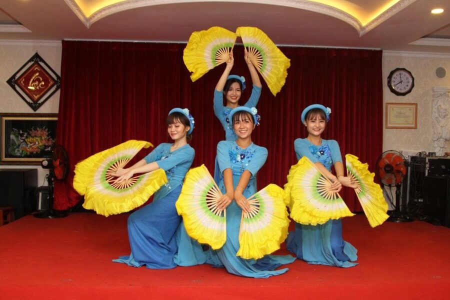 Saigon River Dinner on Cruise with Buffet and live music - Live music and flamenco on the river