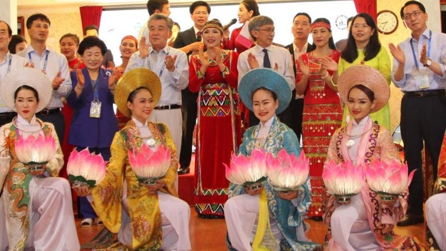 Saigon River Dinner on Cruise with Buffet and live music - A buffet built for mixed appetites