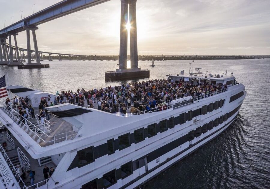 San Diego: Christmas Day Buffet Brunch or Dinner Cruise - A Christmas meal with San Diego Bay as the dining room