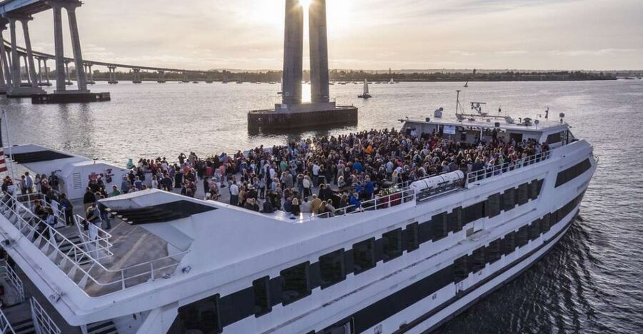 San Diego: Christmas Day Buffet Brunch or Dinner Cruise - Dinner offers a proper Christmas plate