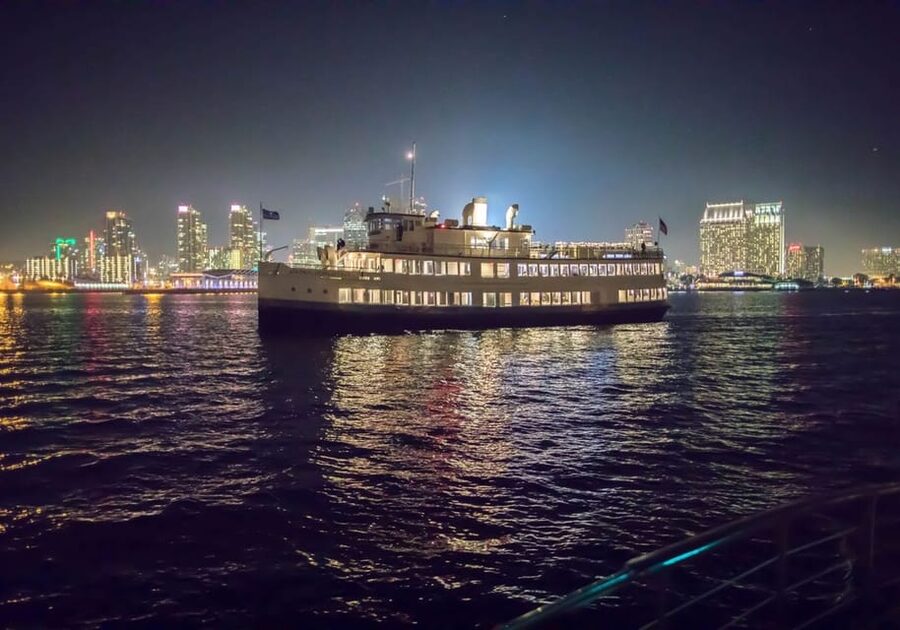San Diego: New Year's Eve Early Buffet Dinner Cruise - Finding your table and settling in