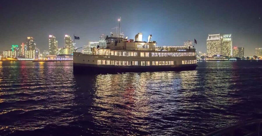 San Diego: New Year's Eve Early Buffet Dinner Cruise - A yacht route built around San Diego Bay views