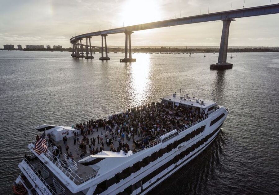 San Diego: Thanksgiving Day Buffet Brunch or Dinner Cruise - The views are part of the meal