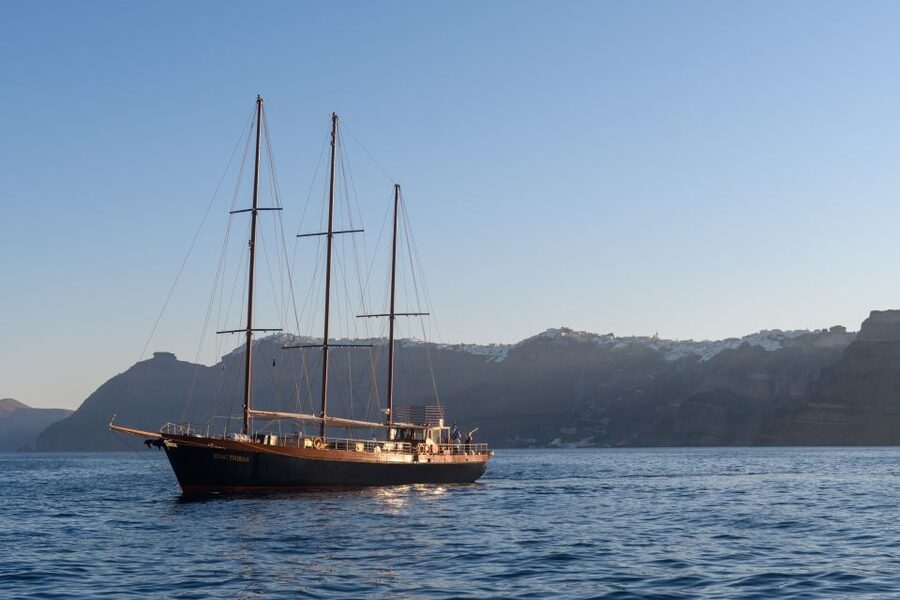 Santorini: Romantic Sunset Caldera Cruise with Dinner - Why this cruise works so well for a Santorini evening