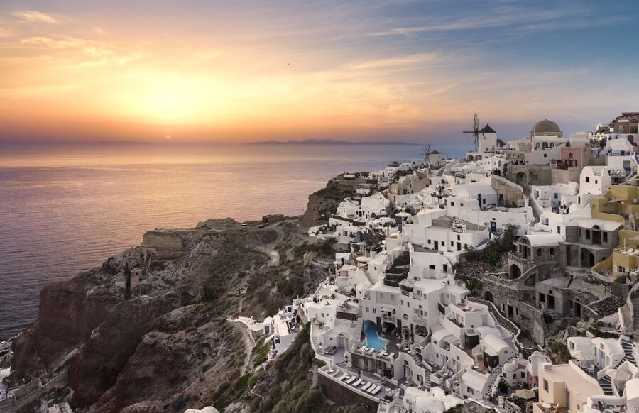 Santorini: Romantic Sunset Caldera Cruise with Dinner - Finding the best sunset position