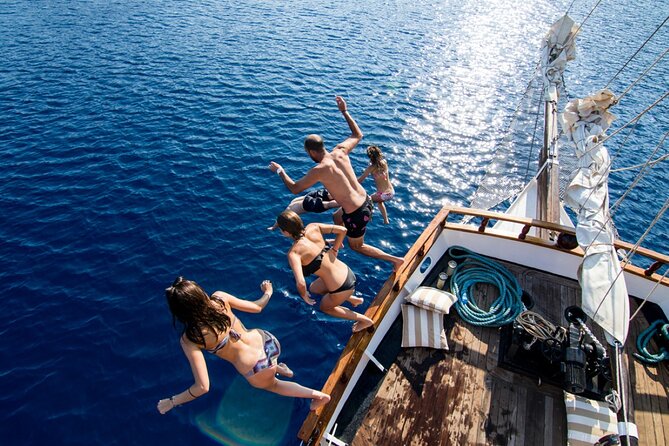 Santorini Sunset Dinner Cruise Including Nea Kameni Visit - Getting from your hotel to the port