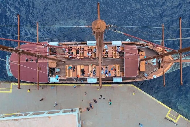 Santorini Volcano Sunset Cruise with Dinner - Food, drinks, guides, and the group size
