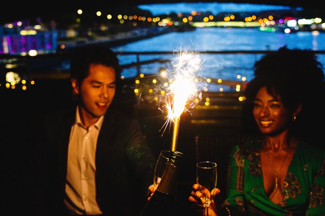 Seine River Dinner Cruise with Live Singer by VIP Yacht de Paris - Live music keeps the dining room relaxed