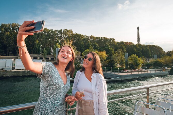 Seine River Evening Cruise with Music (Drink Options) - Île Saint-Louis and the final riverfront sights