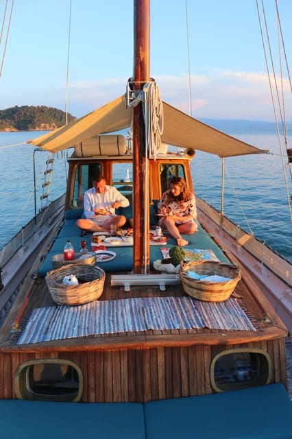 Skiathos: Boat Cruise with Dinner & Sunset Viewing - Who should book this experience?