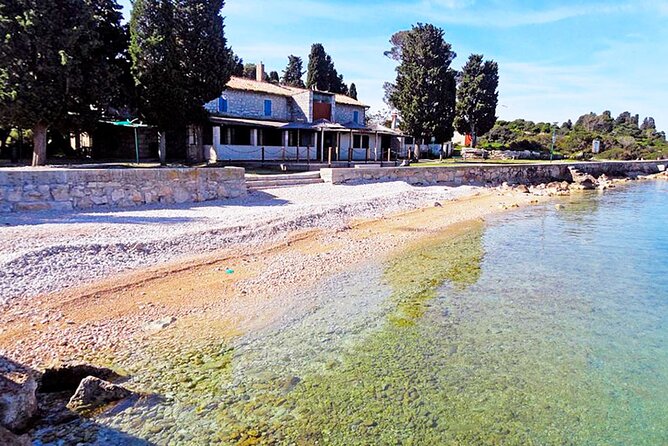 Stop on Island & National Park Day Cruise with Lunch Drinks - Lunch and drinks on the boat