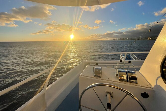Sunset Dinner Cruise in Honolulu, Hawaii - Service, seating, and motion on the boat
