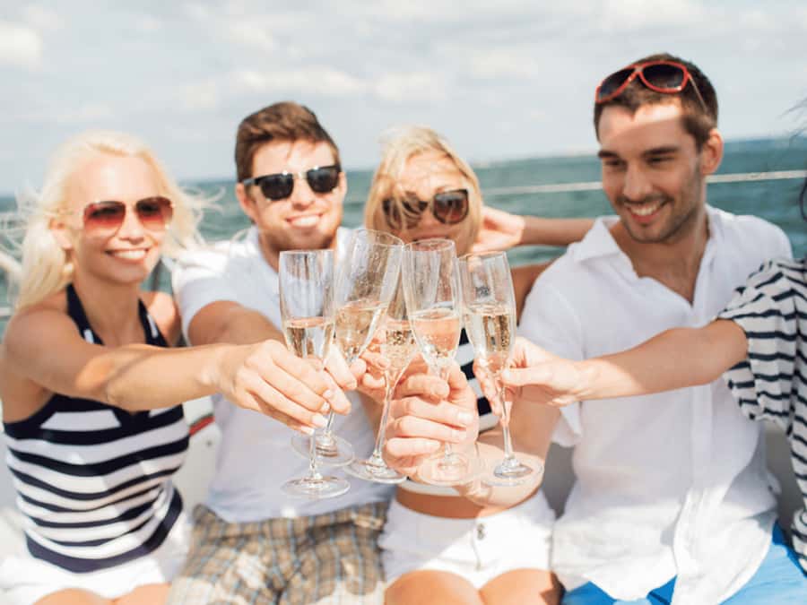 Sydney Harbour: 3-Hour Lunch Cruise with Live Music - Drinks at the licensed bar