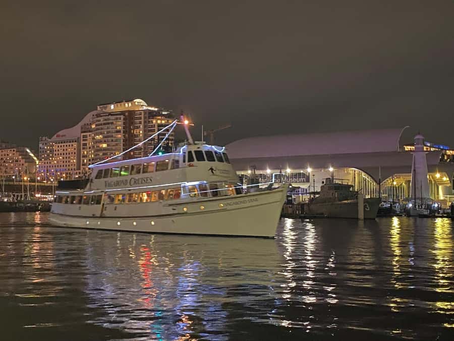 Sydney Harbour: Latin Fiesta Dinner Cruise - The first hour: harbour views and dinner