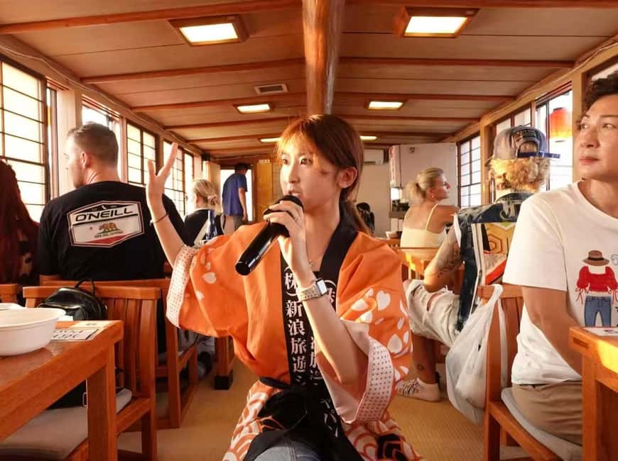 Tokyo: Rainbow Bridge Day Cruise Show and Only Soft Drinks - A short Tokyo cruise with a traditional Japanese setting