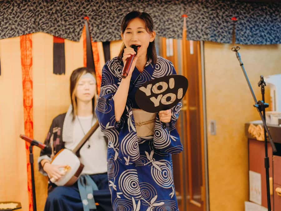 Tokyo: Yakatabune Dinner Cruise with Japanese Show & Drinks - The role of the hosts