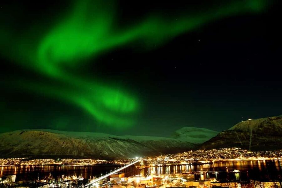 Tromsø: Evening dinner cruise with possible northern lights - Setting sail from Tromsø at 6 PM