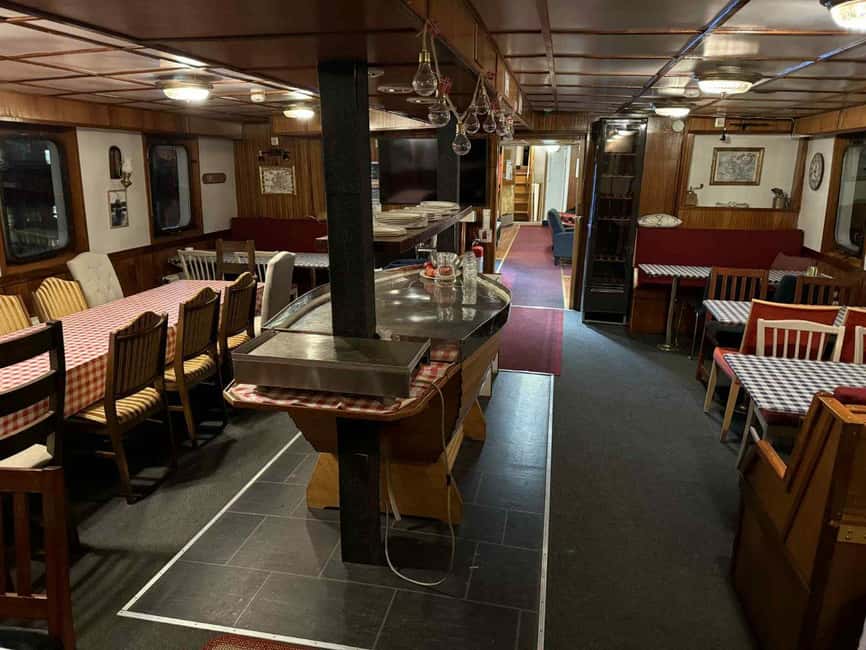 Tromsø: Evening dinner cruise with possible northern lights - Warm drinks, retro saloons, and time aboard