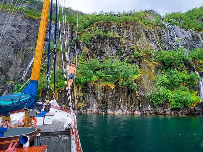 Tromsø: Luxury Summer Fjord Cruise with Lunch & Hot Tub - What the small group changes