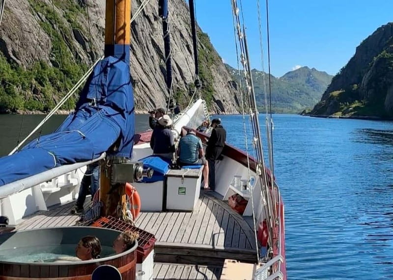 Tromsø: Luxury Summer Fjord Cruise with Lunch & Hot Tub - How this compares with a fast boat trip