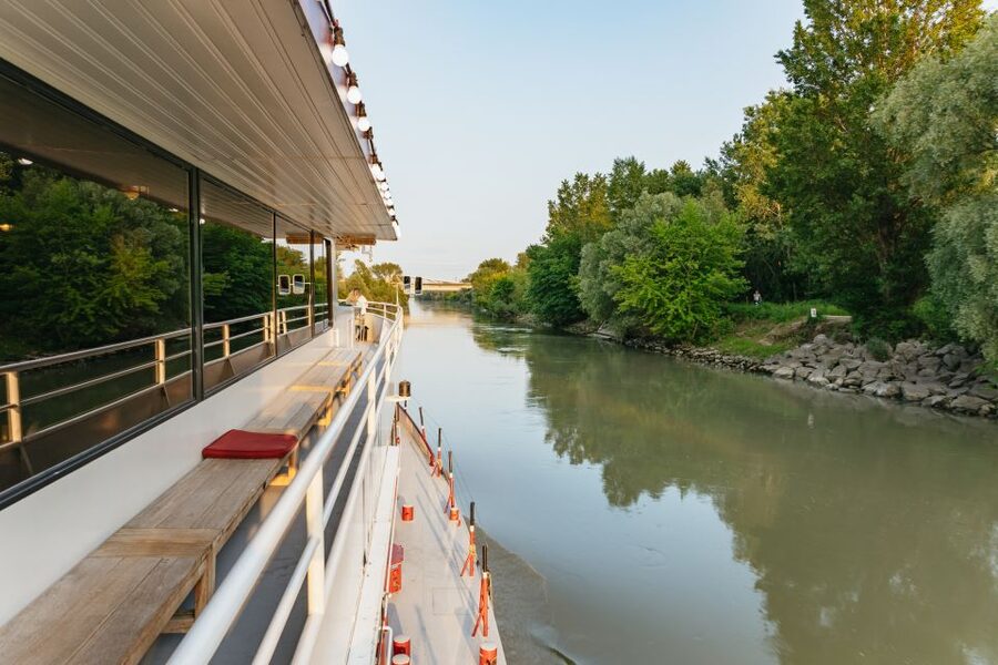 Vienna: 3-Course Evening Dinner Cruise - How the Three-Course Dinner Unfolds