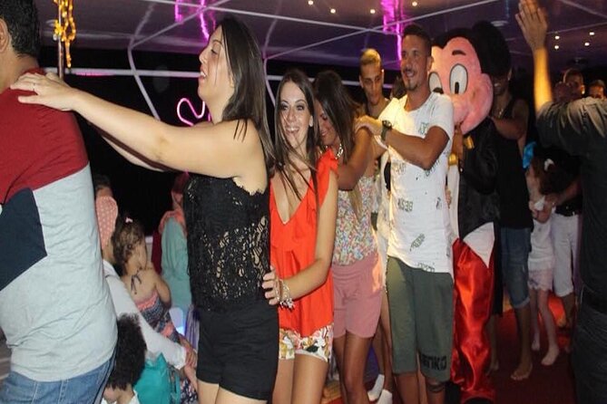 Yacht Cruise with Dinner & Oriental Show - What the five-hour evening actually includes
